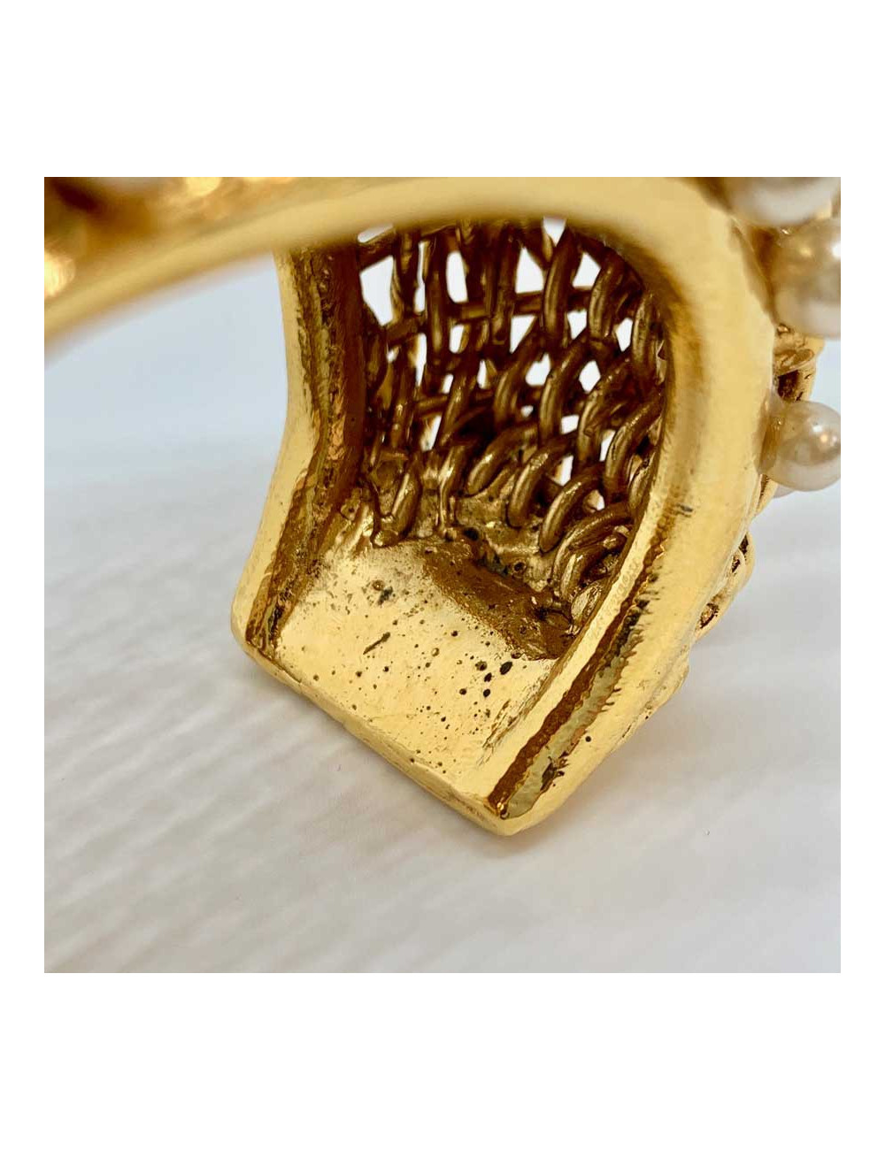 Manchette CHANEL grillage et perles nacrées