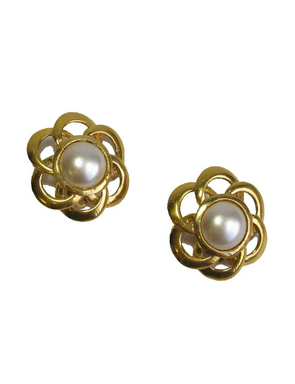 Boucles d'oreille clips CHANEL Couture vintage en métal doré et perle nacrée