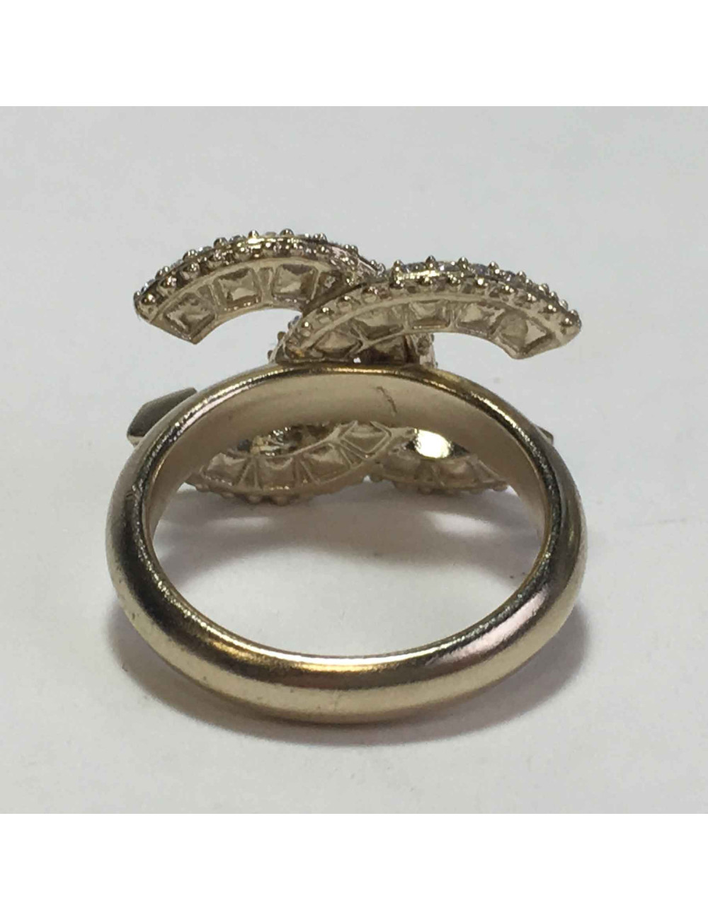 CHANEL CC ring in gilded metal and baguette cut rhinestones