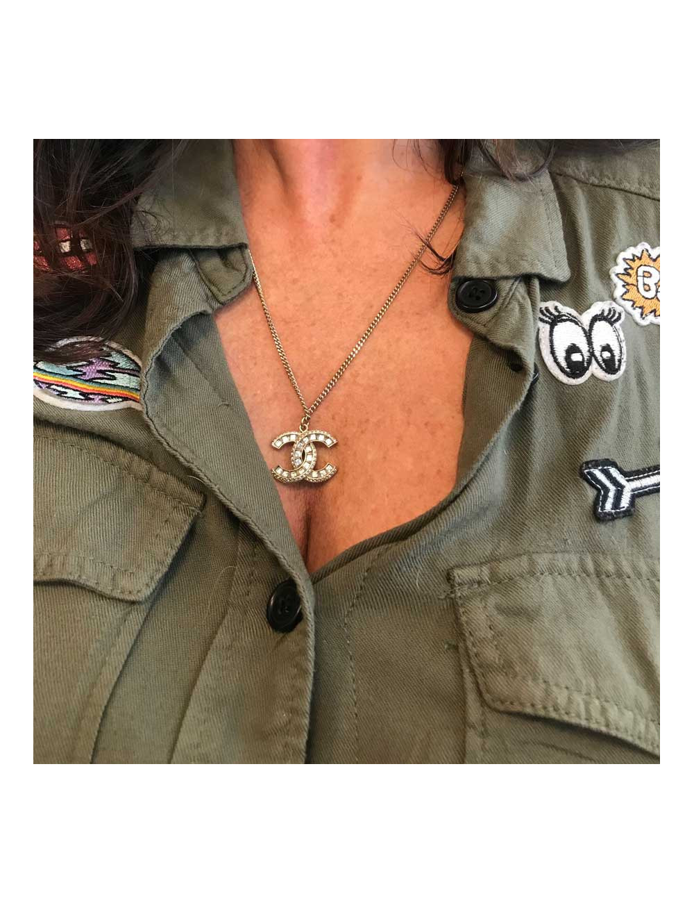 Collier CHANEL pendentif CC en strass et métal doré 