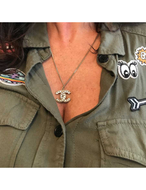 Collier CHANEL pendentif CC en strass et métal doré 