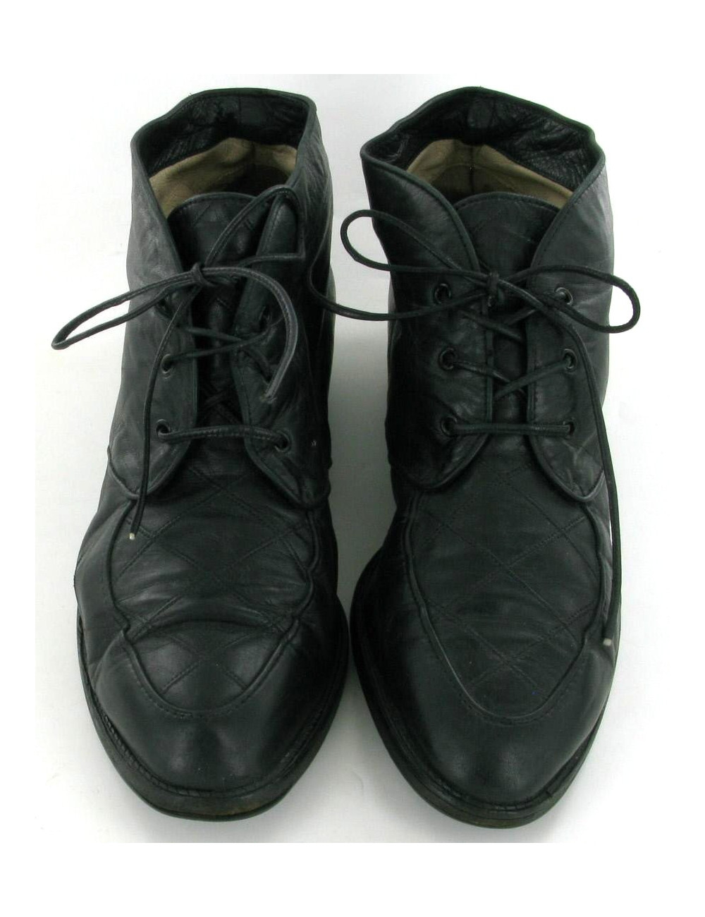 Bottines CHANEL en cuir matelassé noir T 39,5