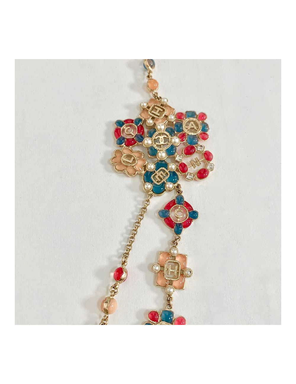 Sautoir Chanel 2016 lettres rose, bleu, nacre