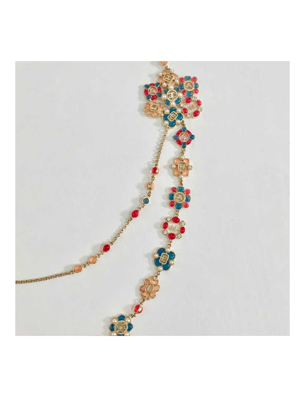 Sautoir Chanel 2016 lettres rose, bleu, nacre