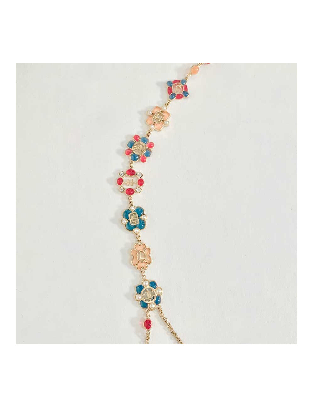 Sautoir Chanel 2016 lettres rose, bleu, nacre