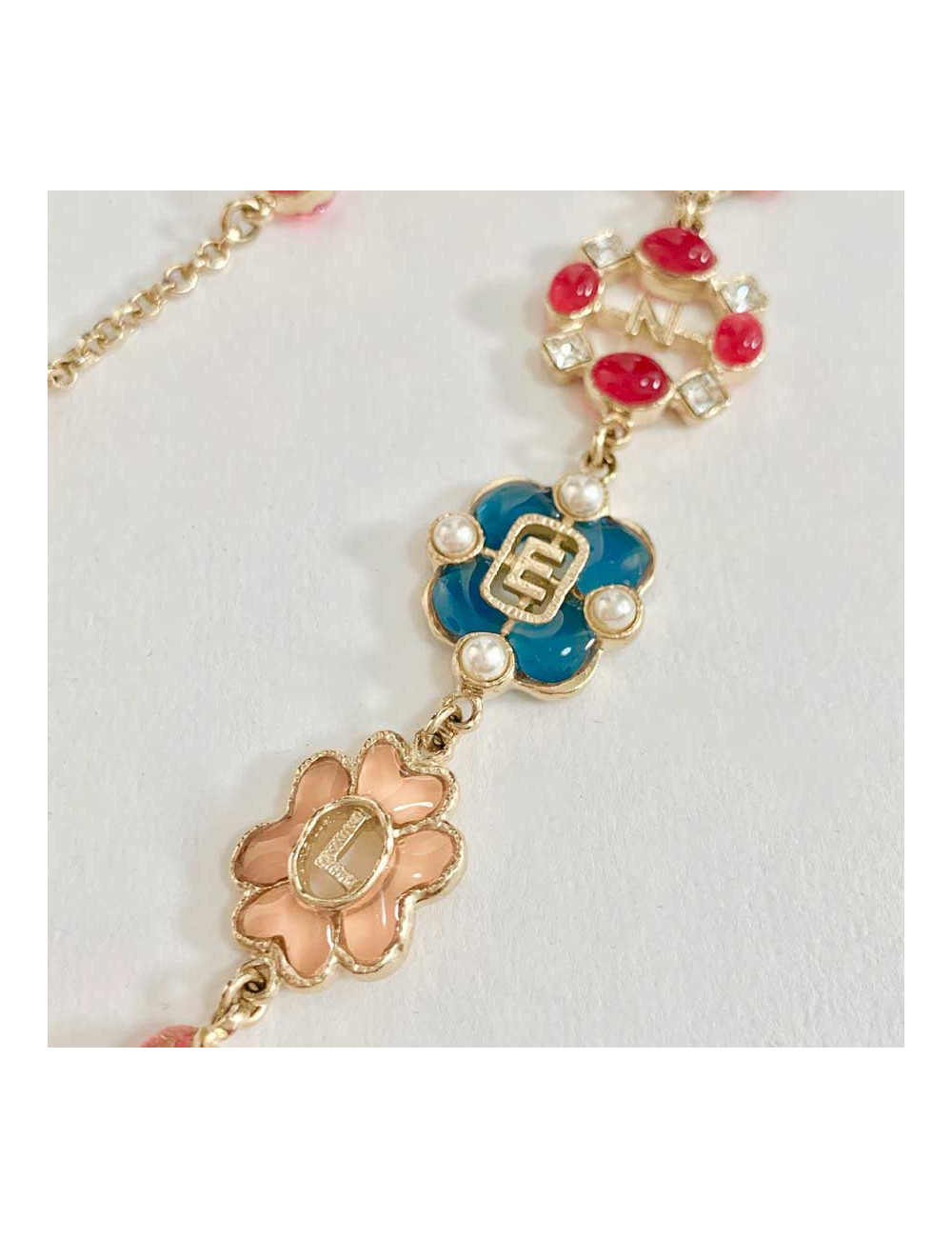 Sautoir Chanel 2016 lettres rose, bleu, nacre