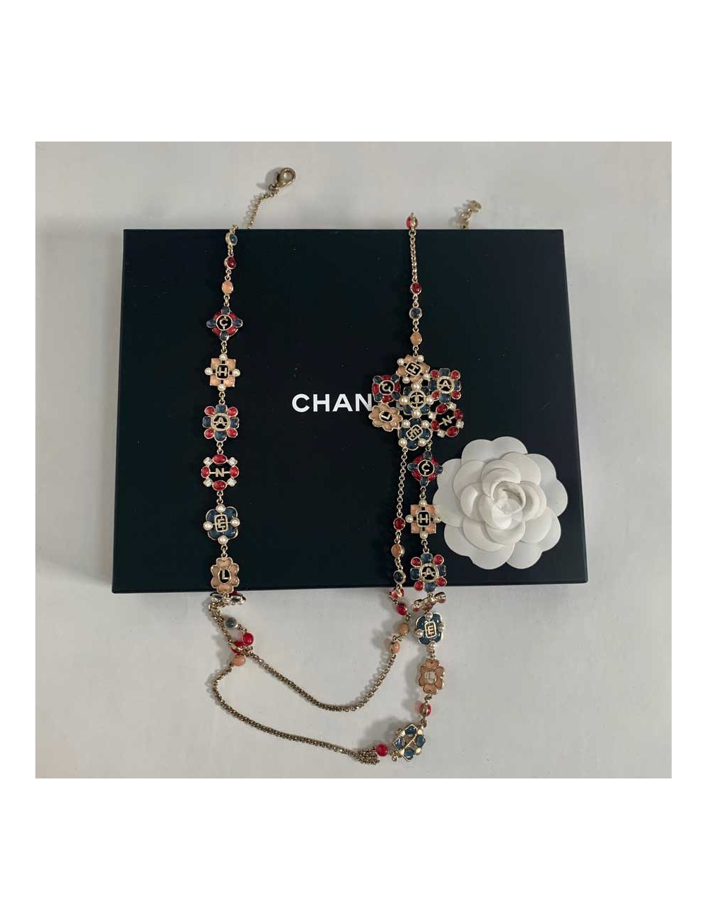 Sautoir Chanel 2016 lettres rose, bleu, nacre