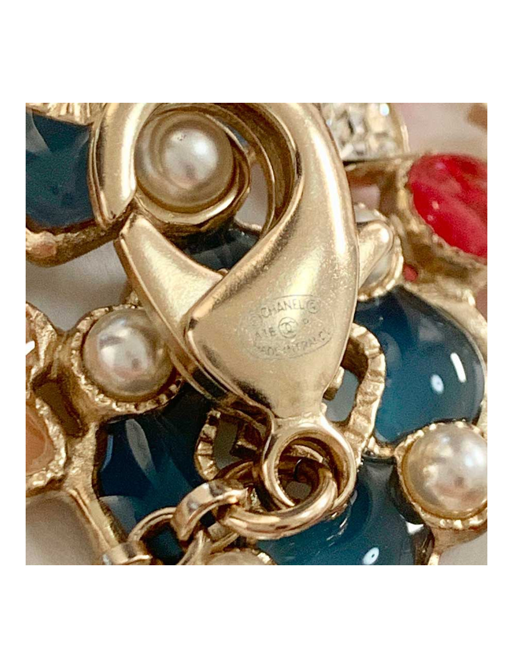 Sautoir Chanel 2016 lettres rose, bleu, nacre