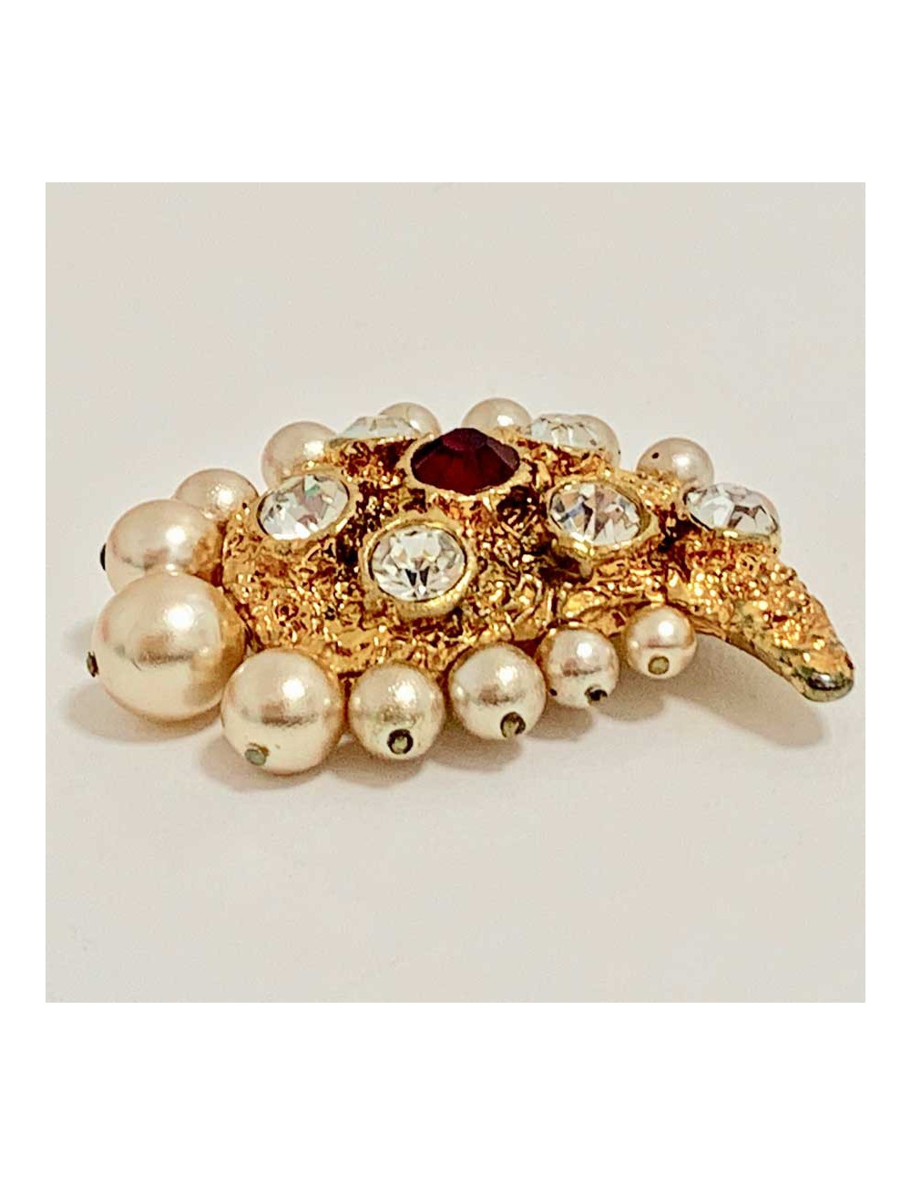 Broche LACROIX perles, métal doré et strass