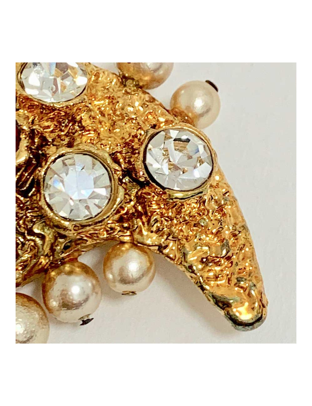 Broche CHRISTIAN LACROIX vintage strass perle et métal doré