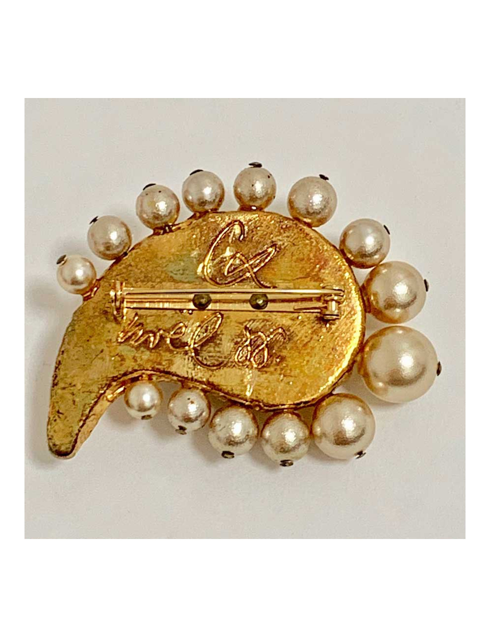 Broche LACROIX perles, métal doré et strass