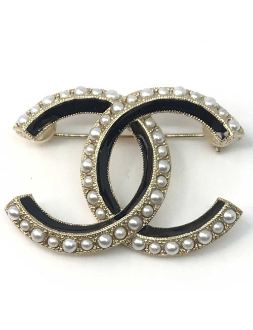 Broche CHANEL  CC dorée, perles nacrées
