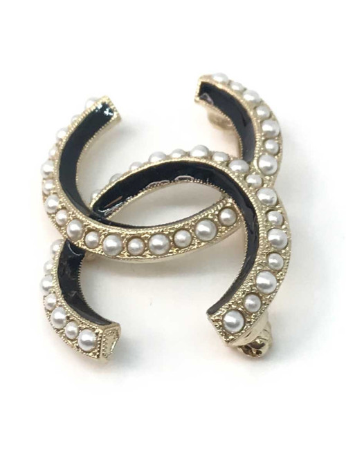 Broche CHANEL  CC dorée, perles nacrées