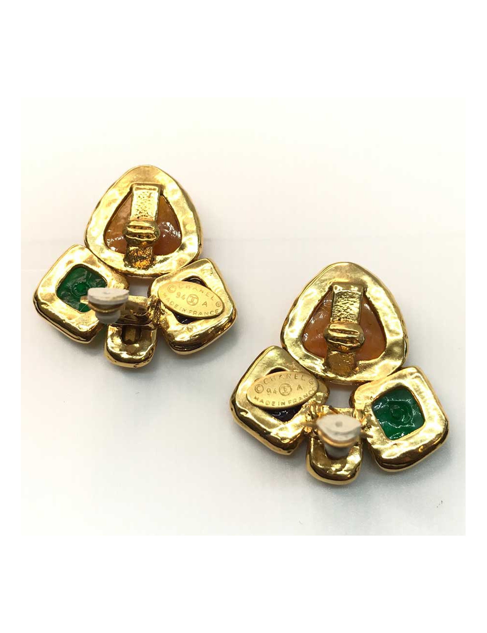 Boucles d'oreille clips CHANEL Couture pâte de verre