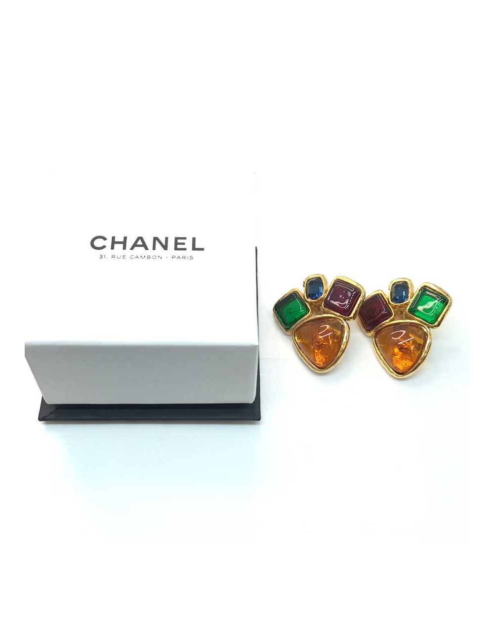 Boucles d'oreille clips CHANEL Couture pâte de verre