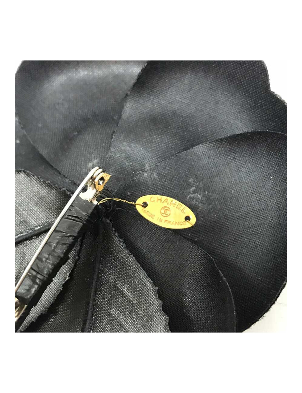 Broche camélia CHANEL noir