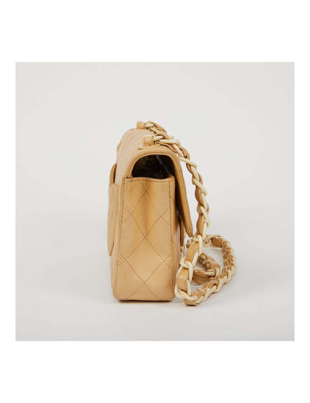 Sac CHANEL cuir d'agneau beige et bijouterie façon ivoire