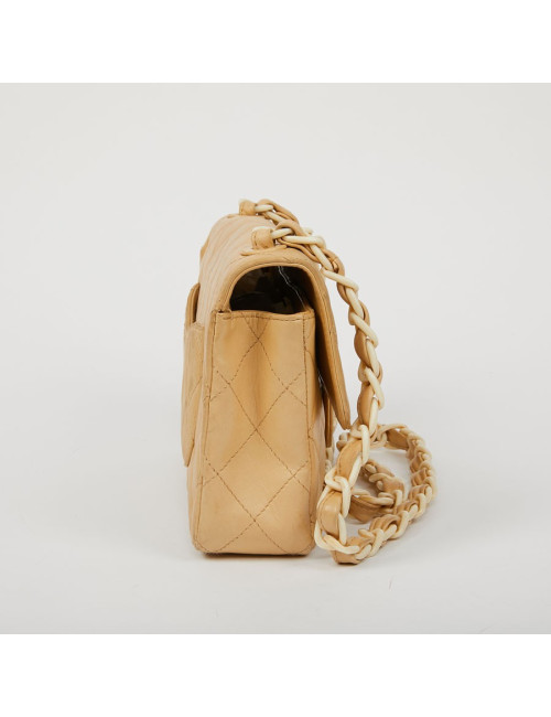 Timeless CHANEL en cuir d'agneau beige et bijouterie façon ivoire