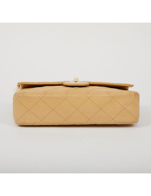 Sac CHANEL cuir d'agneau beige et bijouterie façon ivoire