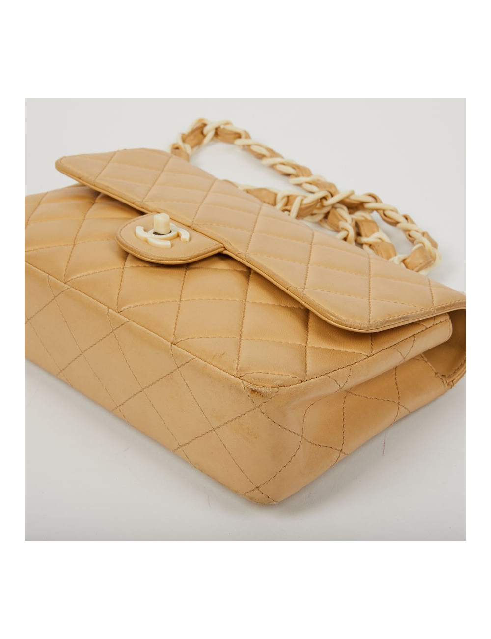 Sac CHANEL cuir d'agneau beige et bijouterie façon ivoire