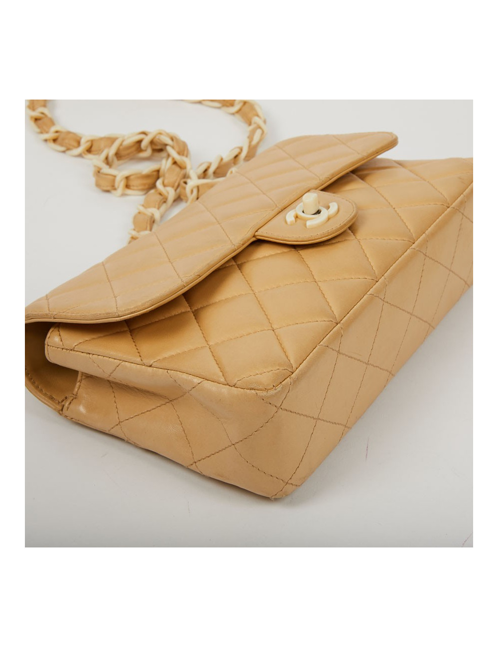 Sac CHANEL cuir d'agneau beige et bijouterie façon ivoire