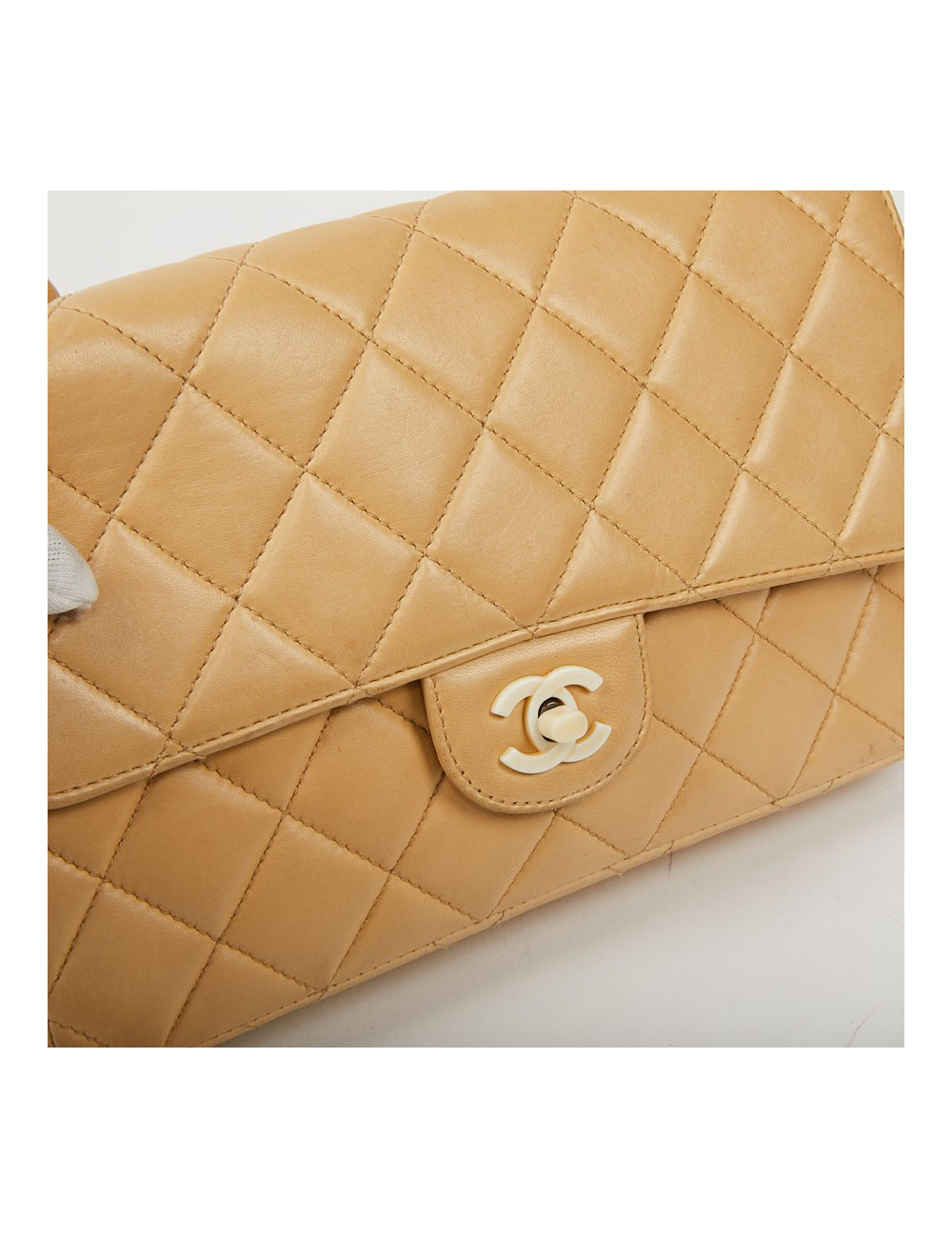 Timeless CHANEL en cuir d'agneau beige et bijouterie façon ivoire