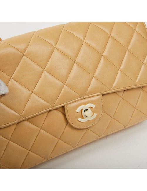 Timeless CHANEL en cuir d'agneau beige et bijouterie façon ivoire