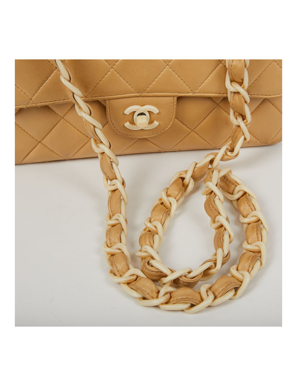 Sac CHANEL cuir d'agneau beige et bijouterie façon ivoire