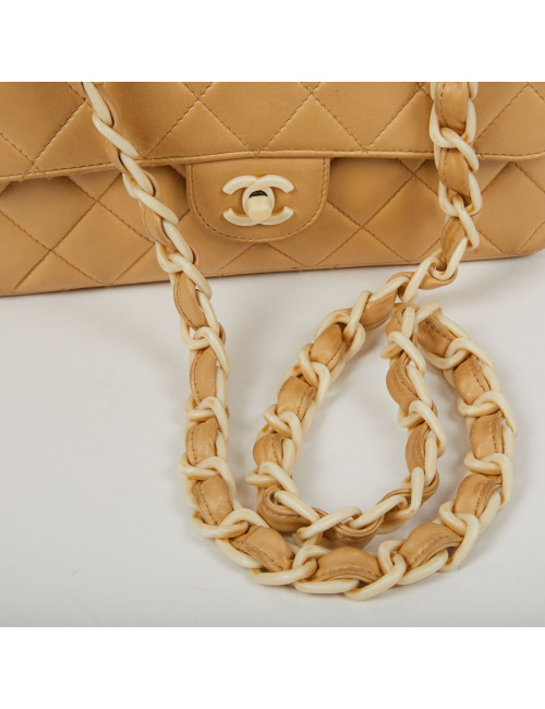 Timeless CHANEL en cuir d'agneau beige et bijouterie façon ivoire
