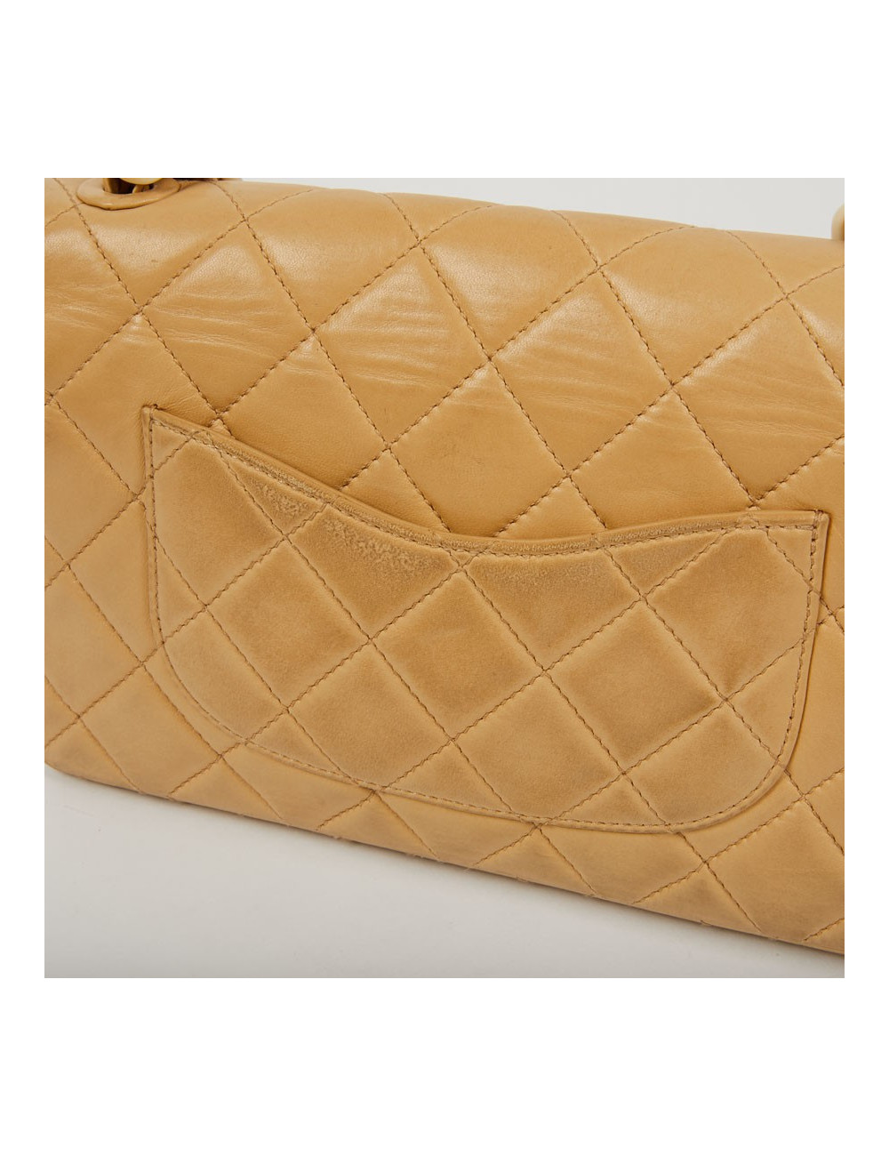 Timeless CHANEL en cuir d'agneau beige et bijouterie façon ivoire