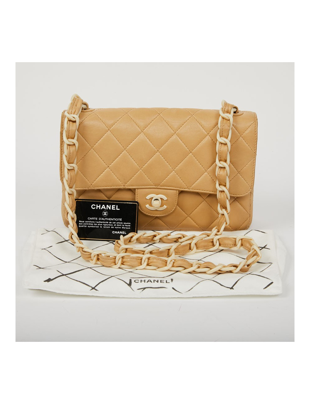Sac CHANEL cuir d'agneau beige et bijouterie façon ivoire