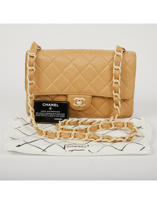 Timeless CHANEL en cuir d'agneau beige et bijouterie façon ivoire
