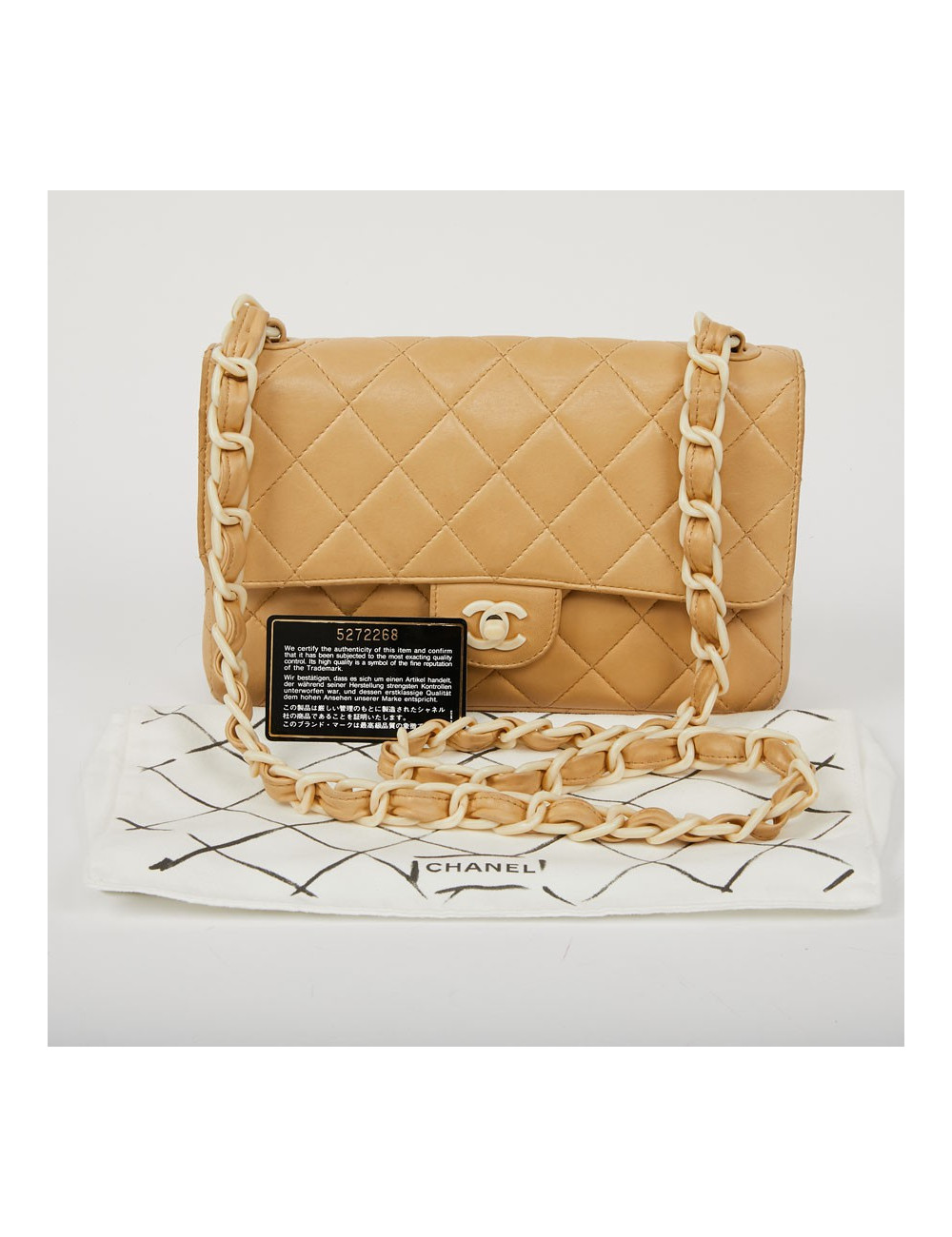 Sac CHANEL cuir d'agneau beige et bijouterie façon ivoire