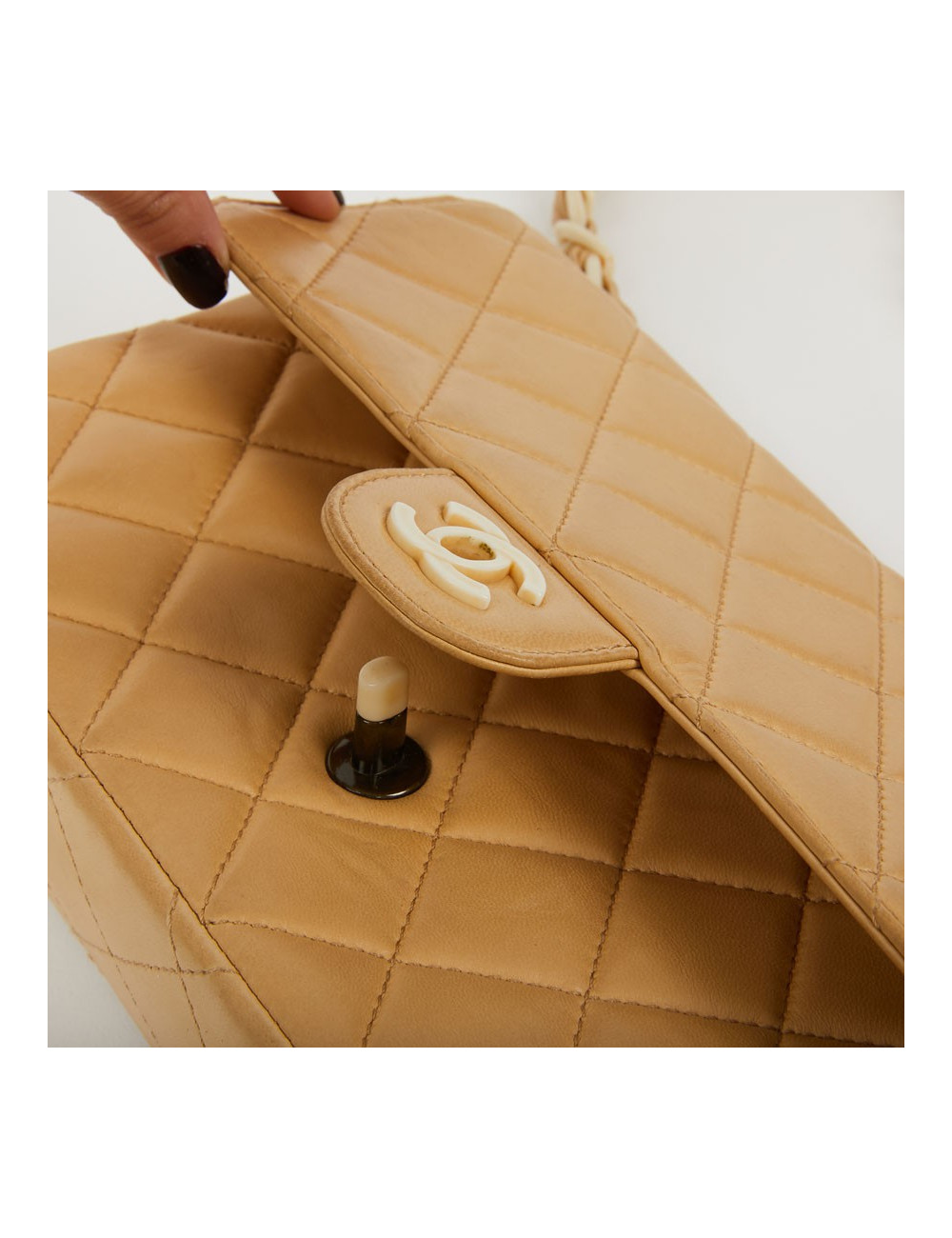 Sac CHANEL cuir d'agneau beige et bijouterie façon ivoire