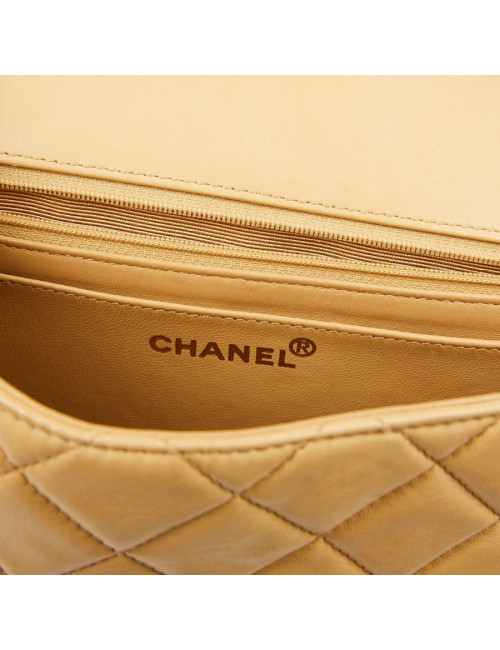 Timeless CHANEL en cuir d'agneau beige et bijouterie façon ivoire