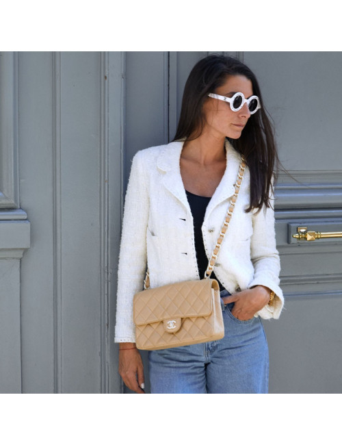 Timeless CHANEL en cuir d'agneau beige et bijouterie façon ivoire