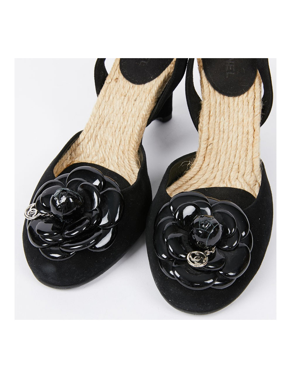 Sandales T39 CHANEL veau velours et camélia verni noir