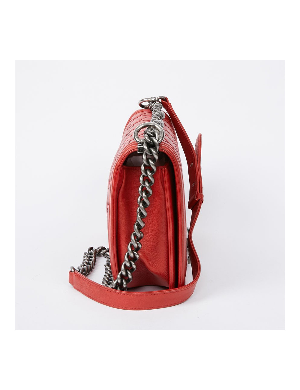 CHANEL Boy en cuir matelassé rouge