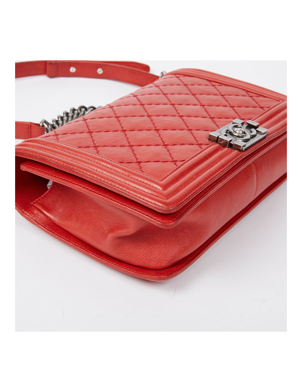 CHANEL Boy en cuir matelassé rouge