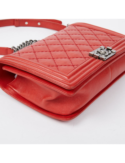 CHANEL Boy en cuir matelassé rouge