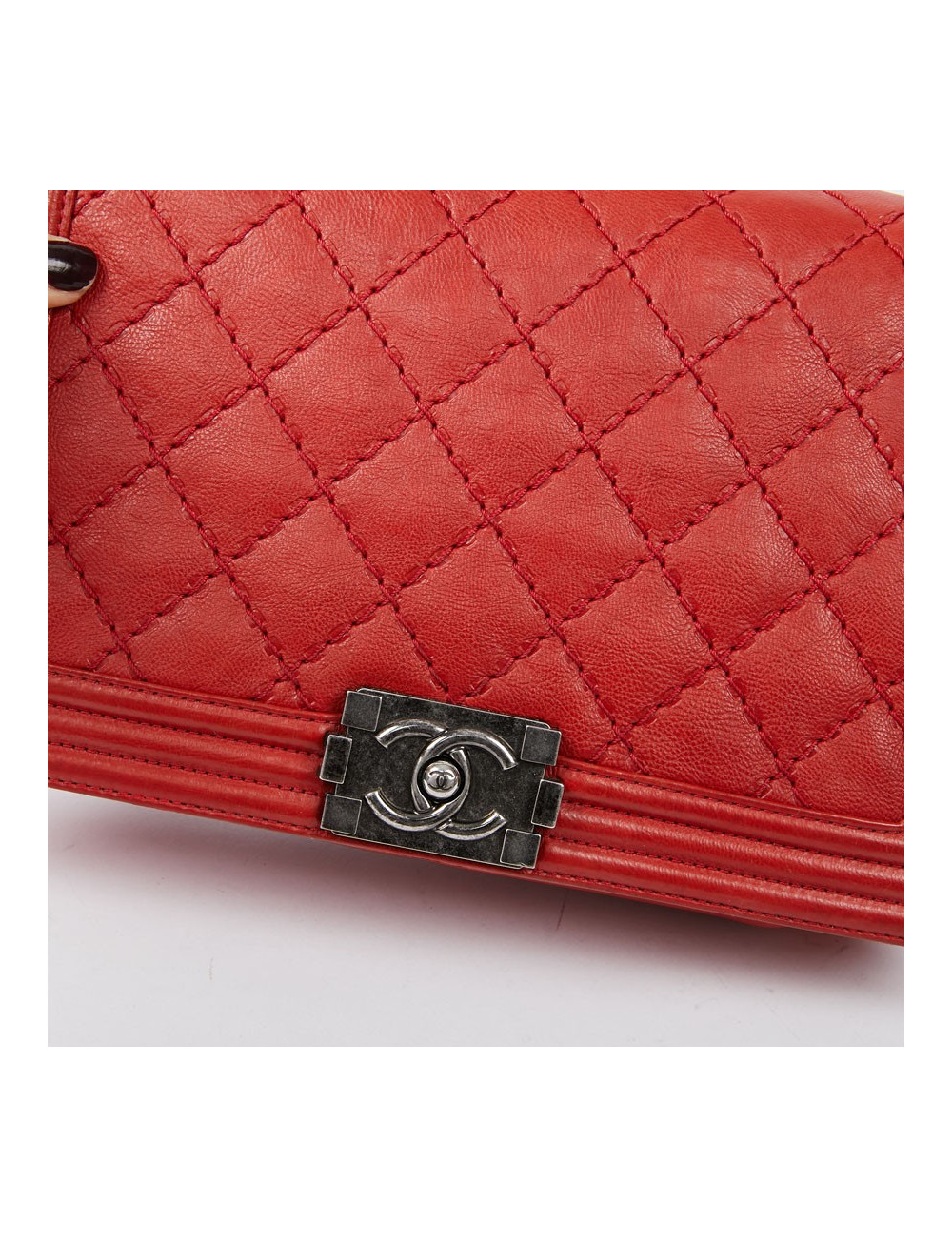 CHANEL Boy en cuir matelassé rouge