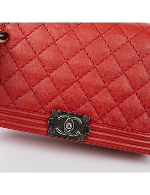 CHANEL Boy en cuir matelassé rouge