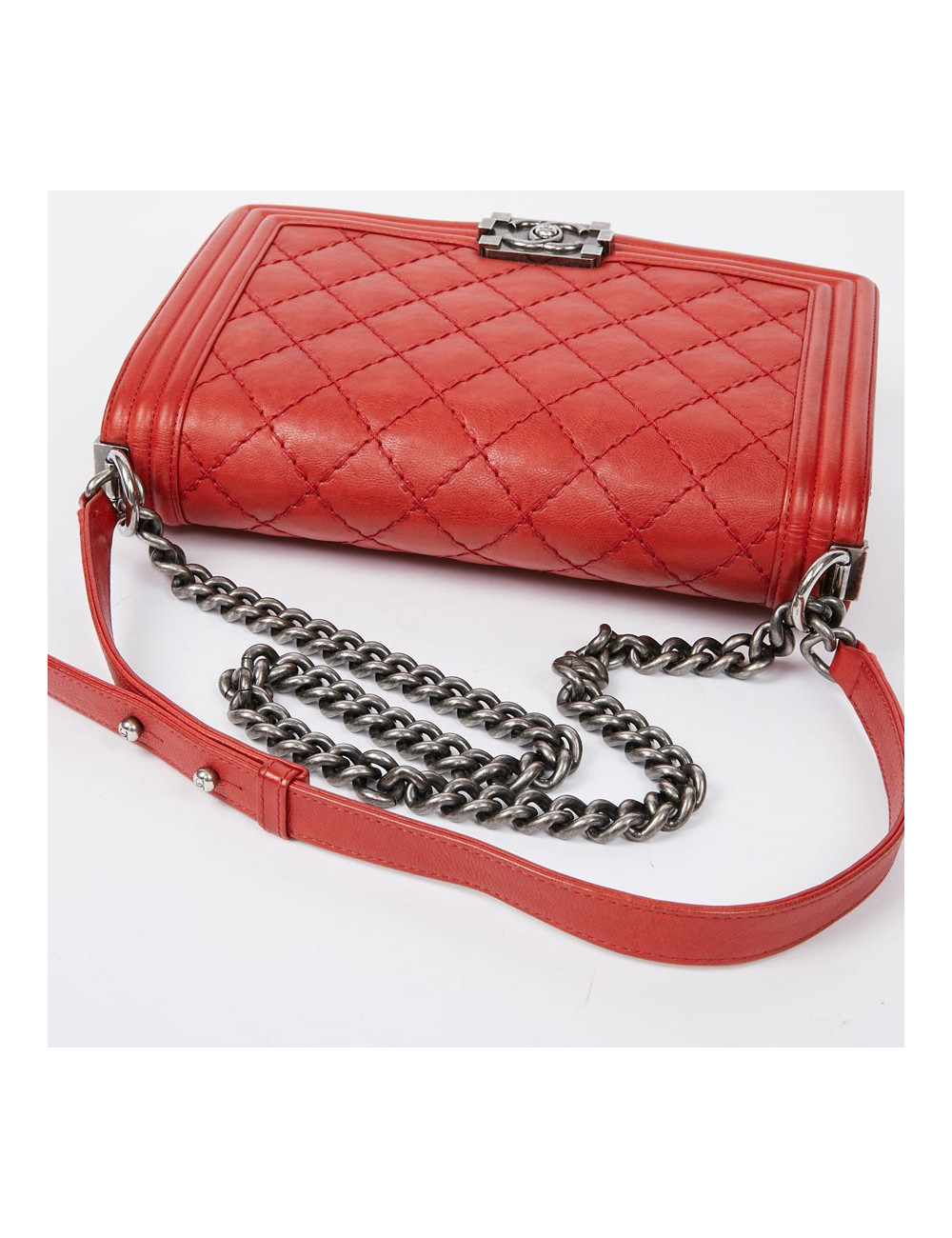 CHANEL Boy en cuir matelassé rouge