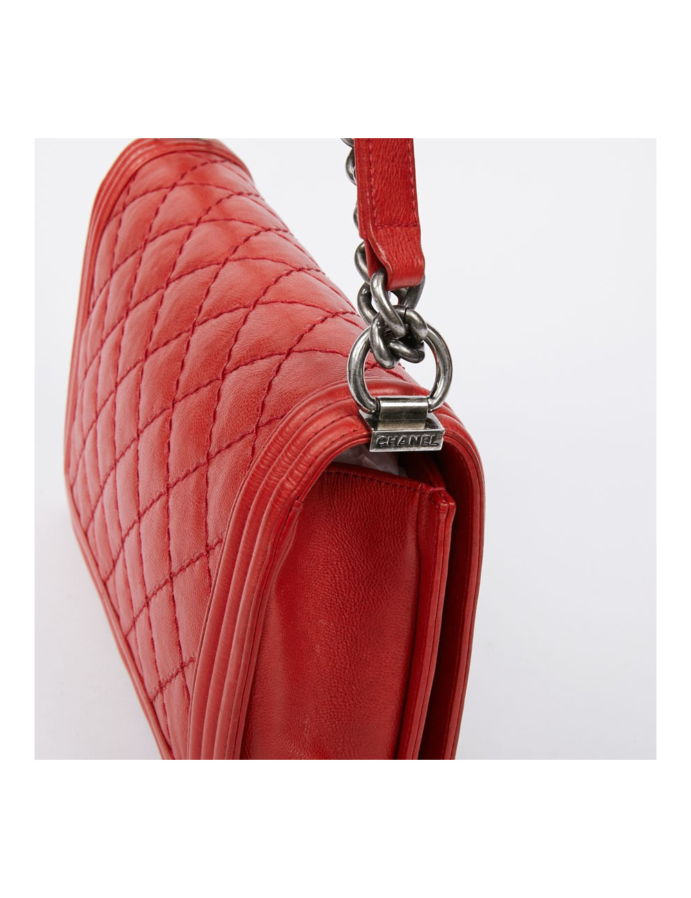 CHANEL Boy en cuir matelassé rouge