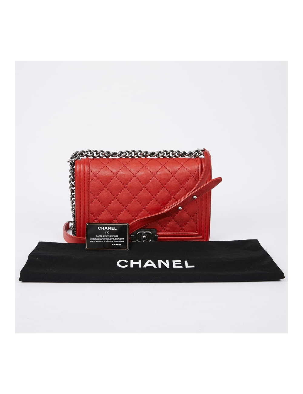 CHANEL Boy en cuir matelassé rouge