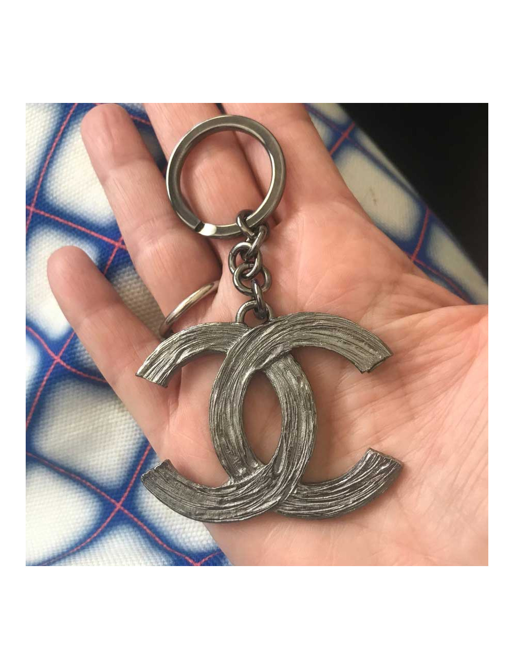 Porte-clés CHANEL Double "CC" métal argent vieilli