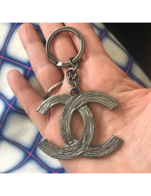 Porte-clés CHANEL Double "CC" métal argent vieilli