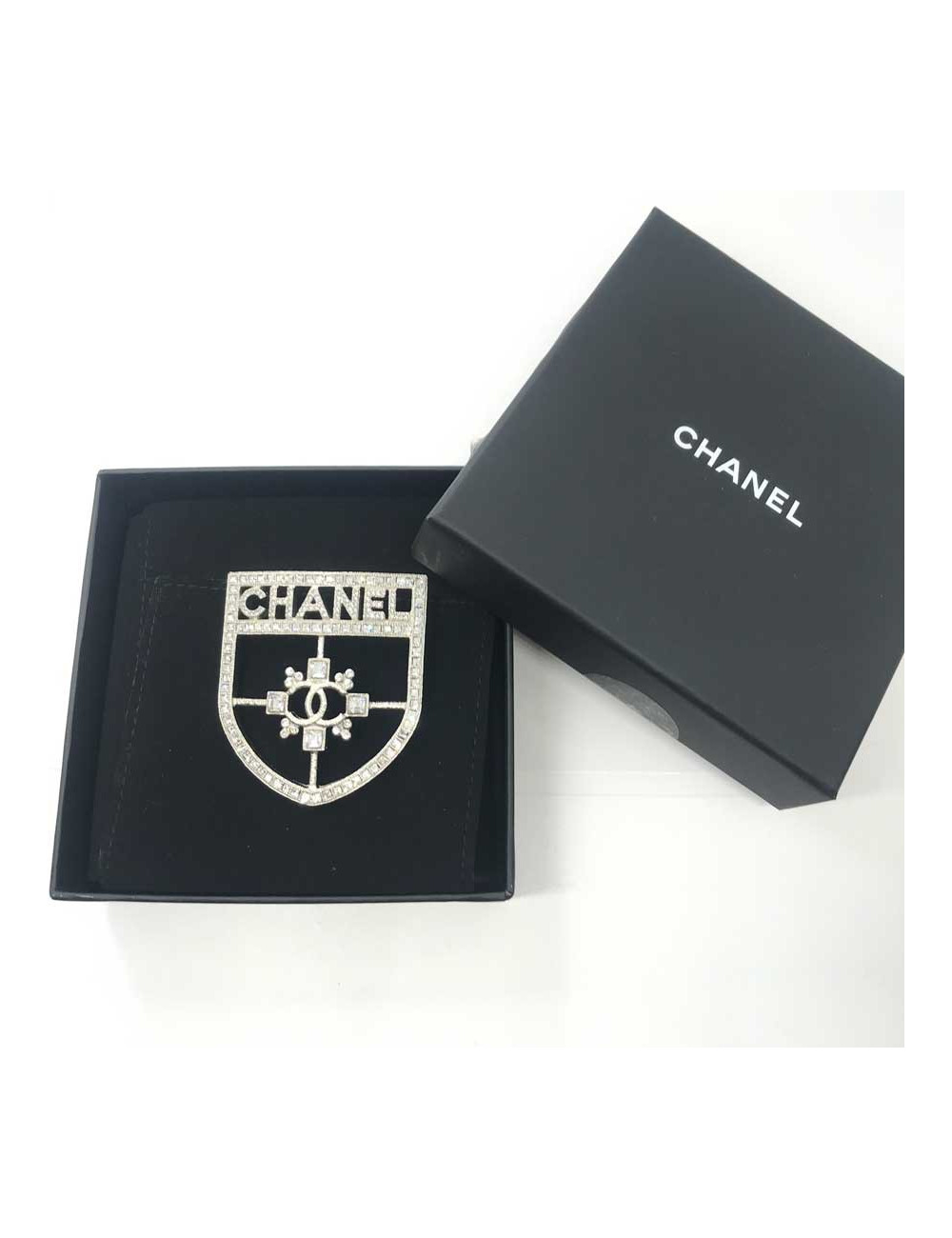 xxx Broche CHANEL ecusson strass