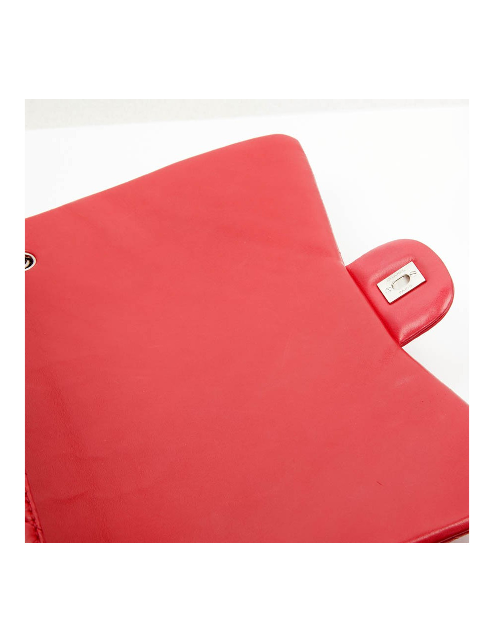 Sac souple CHANEL cuir semi brillant