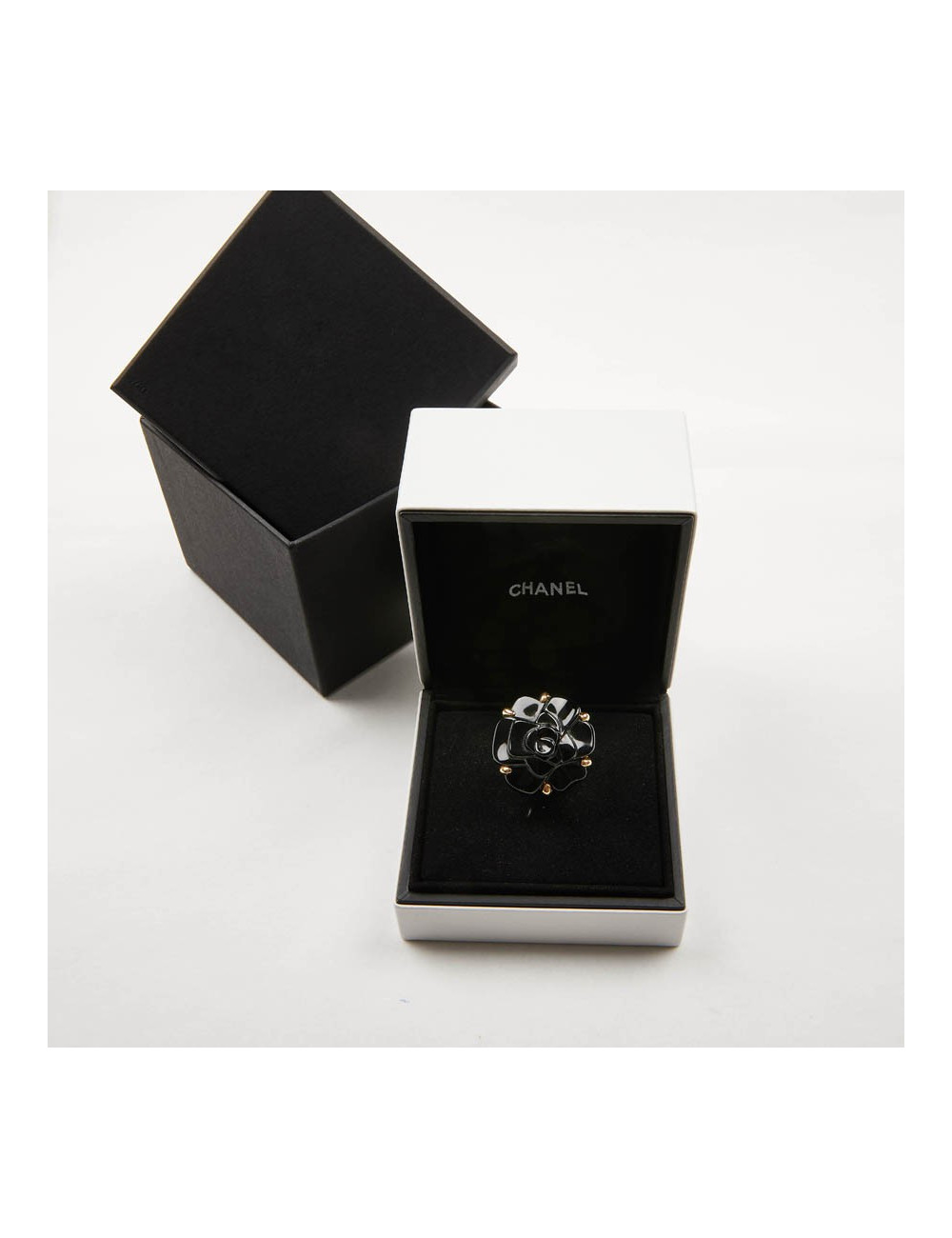 CHANEL bague camélia onyx Or jaune 18 carats